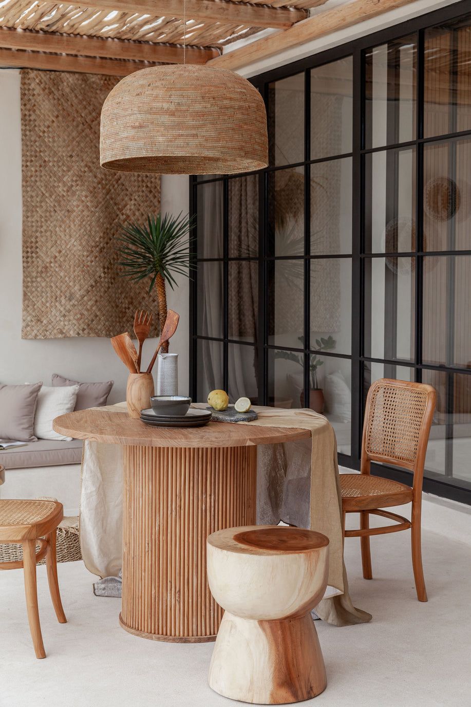 Salle à manger balinaise avec mobilier en bois