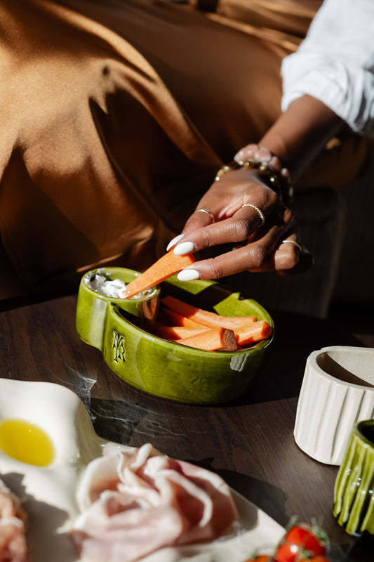 Plat apéritif avec compartiment à sauce en céramique [SHARING]