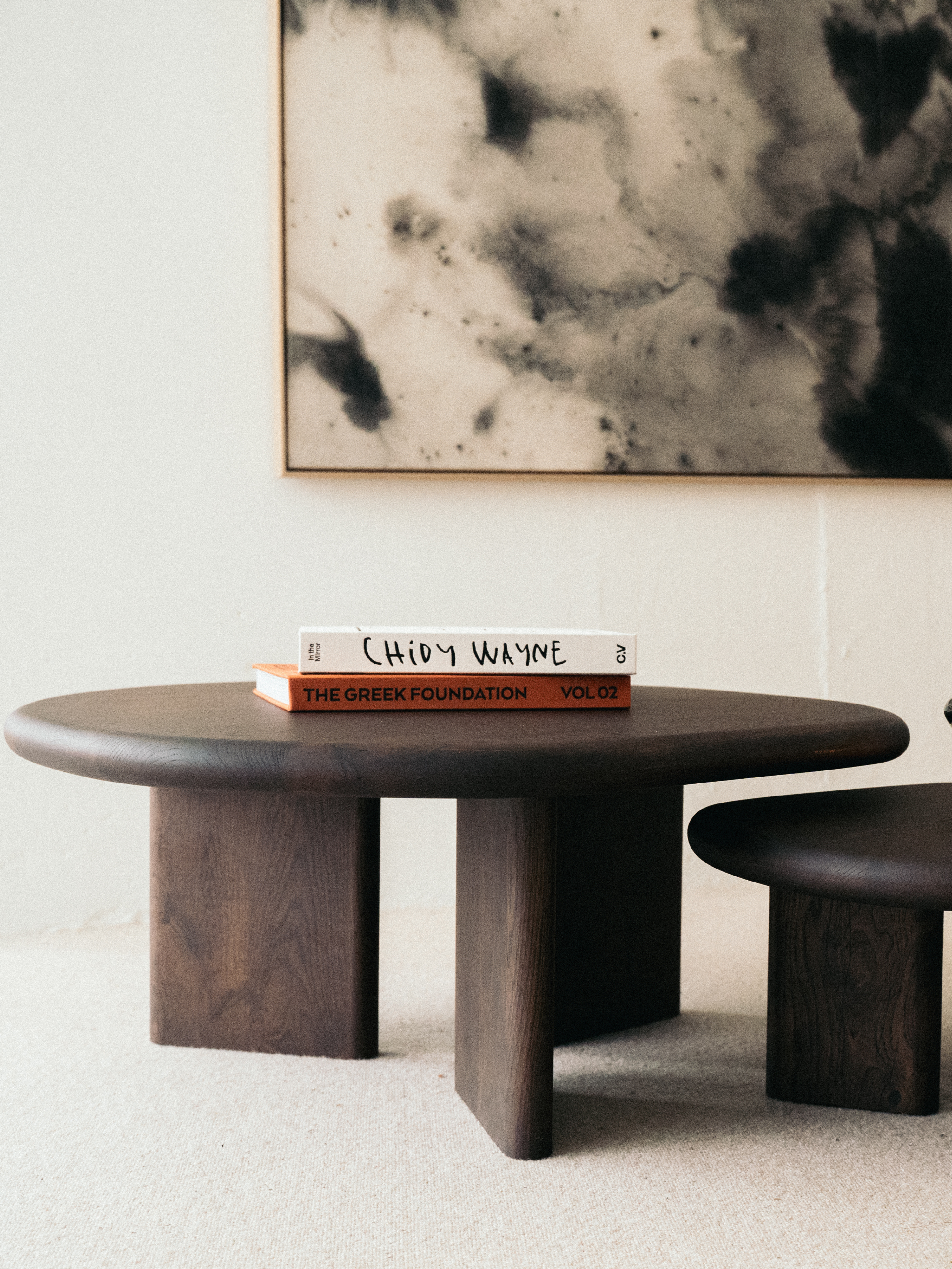 Table basse gigogne en chêne massif dans un salon design Japandi