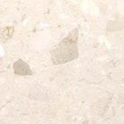 Détail des éclats de marbre et nuances naturelles du terrazzo Beige Travertino